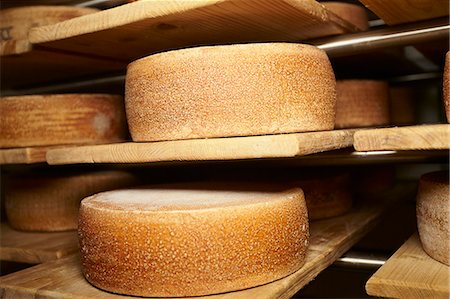 Wheels of cheese aging in shop Foto de stock - Sin royalties Premium, Código: 649-06433426