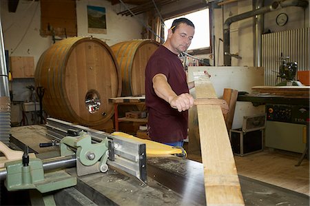 Travailleur examinant le bois dans la boutique Photographie de stock - Premium Libres de Droits, Code: 649-06433444