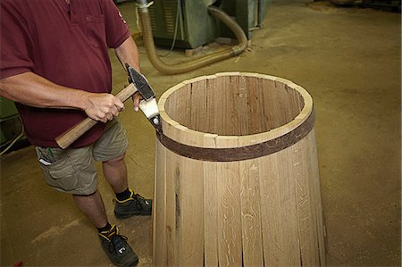 Worker hammering barrel in shop Foto de stock - Sin royalties Premium, Código: 649-06433447