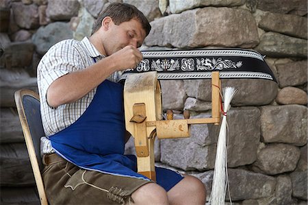 Worker weaving in shop Foto de stock - Sin royalties Premium, Código: 649-06433455