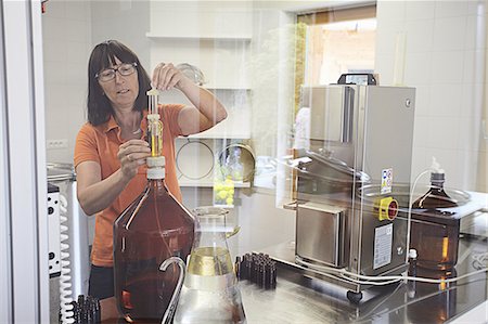 Scientist working in lab Stock Photo - Premium Royalty-Free, Code: 649-06433450