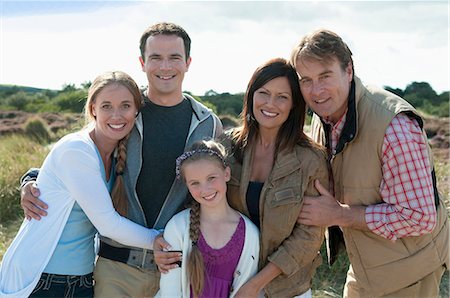 Famille sourire ensemble en plein air Photographie de stock - Premium Libres de Droits, Code: 649-06433468