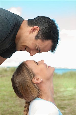 Couple smiling at each other outdoors Foto de stock - Sin royalties Premium, Código: 649-06433479