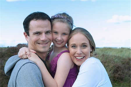 Family smiling together outdoors Foto de stock - Sin royalties Premium, Código: 649-06433473