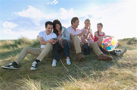 Family relaxing together outdoors Foto de stock - Sin royalties Premium, Código: 649-06433495