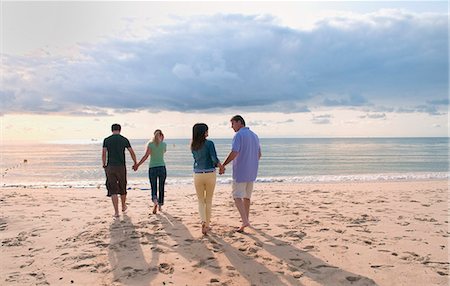 simsearch:649-03362749,k - Couples holding hands on beach Foto de stock - Sin royalties Premium, Código: 649-06433507