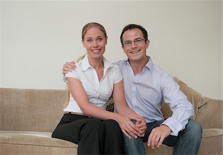 Couple sitting on sofa together Foto de stock - Sin royalties Premium, Código: 649-06433521