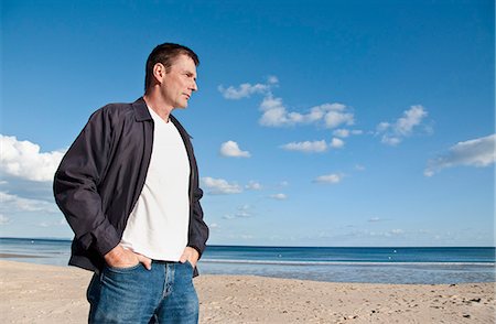 Serious man walking on beach Foto de stock - Sin royalties Premium, Código: 649-06433537