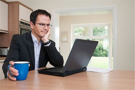 Homme d'affaires utilisant un ordinateur portable au petit déjeuner Photographie de stock - Premium Libres de Droits, Code: 649-06433532