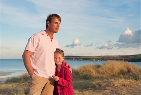 Father and daughter hugging on beach Foto de stock - Sin royalties Premium, Código: 649-06433543