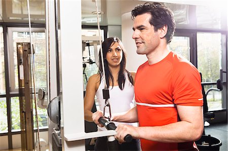 Man working with trainer at gym Foto de stock - Sin royalties Premium, Código: 649-06433557