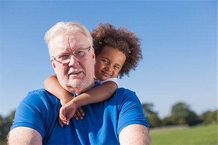 parque provincial de midland - Girl hugging grandfather outdoors Foto de stock - Sin royalties Premium, Código: 649-06433625