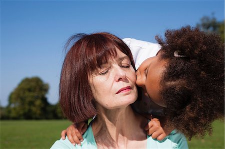 parque provincial de midland - Girl kissing grandmother outdoors Foto de stock - Sin royalties Premium, Código: 649-06433621