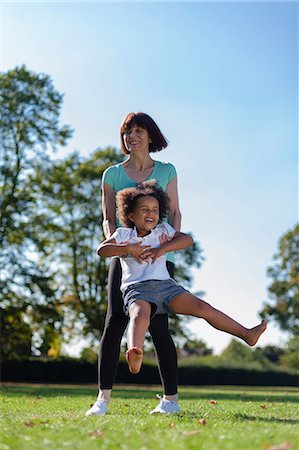 parque provincial de midland - Older woman playing with granddaughter Foto de stock - Sin royalties Premium, Código: 649-06433623