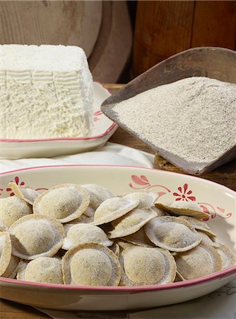 ricotta - Bowl of fresh pasta with cheeses Stock Photo - Premium Royalty-Free, Code: 649-06433650