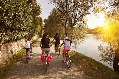 recreación - Family riding bicycles by river bank Foto de stock - Sin royalties Premium, Código: 649-06433679