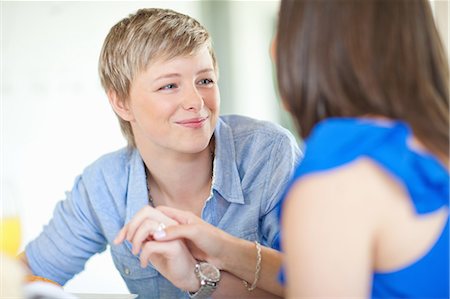 Smiling lesbian couple holding hands Foto de stock - Sin royalties Premium, Código: 649-06488404