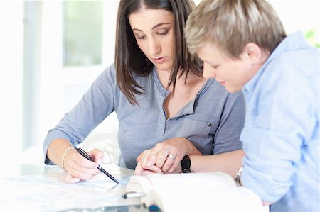 same sex couple (female) - Women working together at desk Foto de stock - Sin royalties Premium, Código: 649-06488421