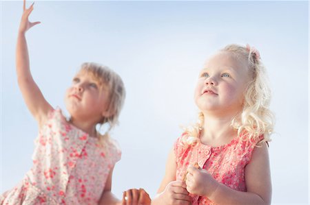 Girls standing together outdoors Photographie de stock - Premium Libres de Droits, Code: 649-06488430