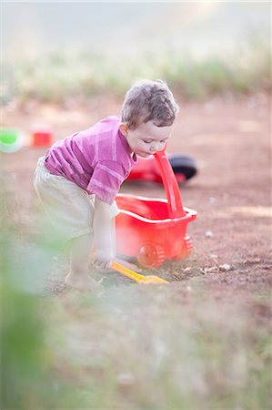 Toddler boy playing on dirt road Photographie de stock - Premium Libres de Droits, Code: 649-06488448