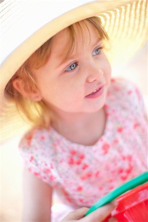 simsearch:649-06488477,k - Girl wearing sun hat outdoors Photographie de stock - Premium Libres de Droits, Code: 649-06488459