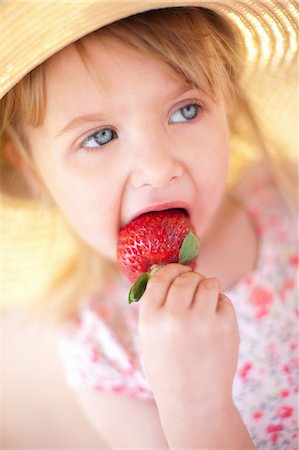 eating snack - Close up of girl eating strawberry Photographie de stock - Premium Libres de Droits, Code: 649-06488463