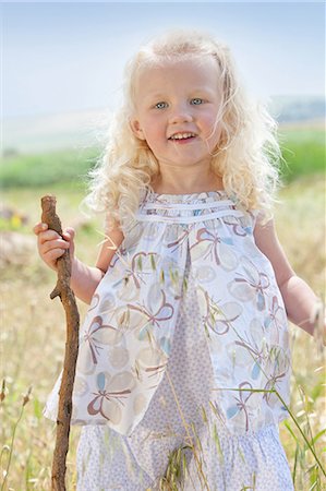 simsearch:649-06488434,k - Toddler girl standing in tall grass Fotografie stock - Premium Royalty-Free, Codice: 649-06488474