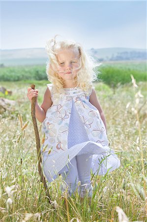 dress blowing - Toddler girl standing in tall grass Foto de stock - Sin royalties Premium, Código: 649-06488475
