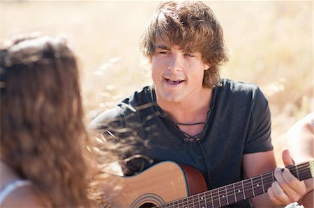 Man playing guitar for girlfriend Foto de stock - Royalty Free Premium, Número: 649-06488522