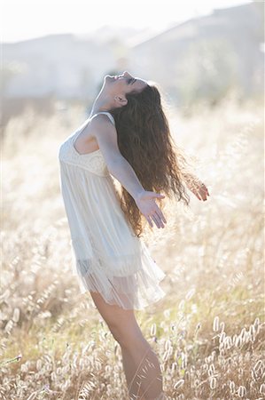Woman playing in tall grass Photographie de stock - Premium Libres de Droits, Code: 649-06488538