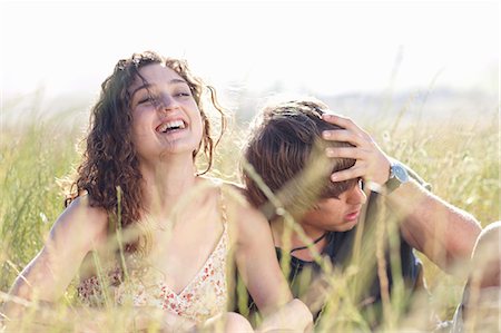 Couple relaxing in tall grass Foto de stock - Sin royalties Premium, Código: 649-06488569