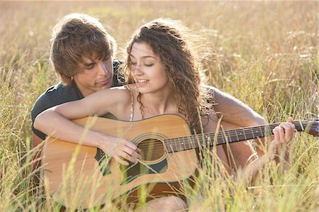 Couple playing guitar in tall grass Foto de stock - Sin royalties Premium, Código: 649-06488560
