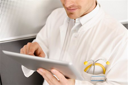 simsearch:614-06719765,k - Doctor using tablet computer Photographie de stock - Premium Libres de Droits, Code: 649-06488636