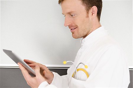 Doctor using tablet computer Stock Photo - Premium Royalty-Free, Code: 649-06488632