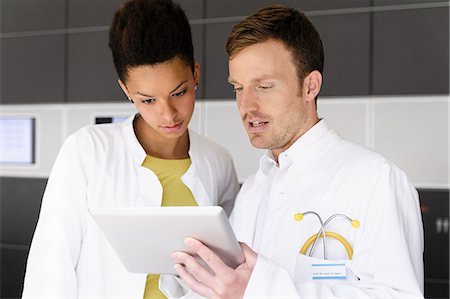 erklärung - Doctor and patient with tablet computer Stockbilder - Premium RF Lizenzfrei, Bildnummer: 649-06488645