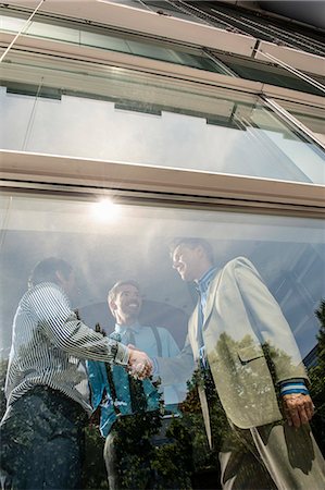 Businessmen shaking hands in office Stockbilder - Premium RF Lizenzfrei, Bildnummer: 649-06488669