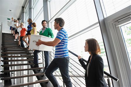 people working together - People passing boxes up stairs Foto de stock - Sin royalties Premium, Código: 649-06488734