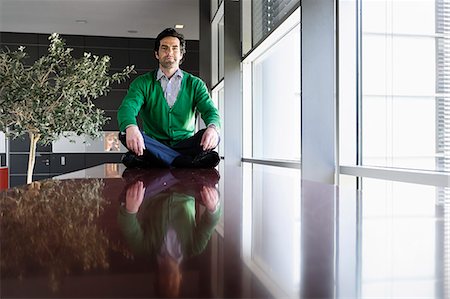 sur la table - Businessman meditating on table Photographie de stock - Premium Libres de Droits, Code: 649-06488749