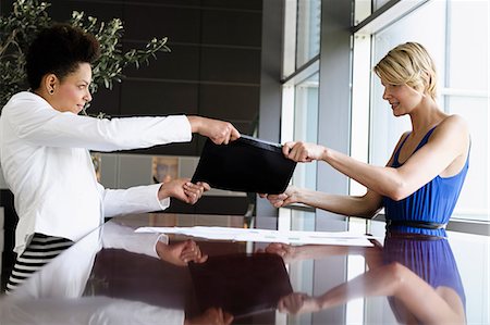 envie (jalousie) - Businesswomen fighting over folder Photographie de stock - Premium Libres de Droits, Code: 649-06488758