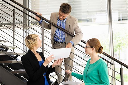 Business people talking in office Foto de stock - Sin royalties Premium, Código: 649-06488751