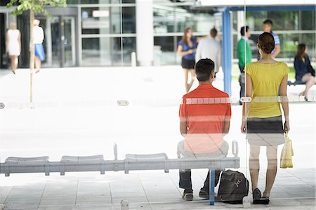 People waiting at bus stop Photographie de stock - Premium Libres de Droits, Code: 649-06488766