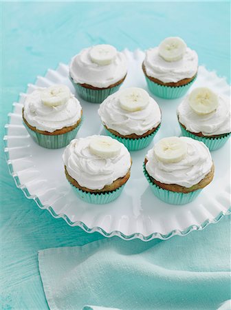 Tray of banana cupcakes Photographie de stock - Premium Libres de Droits, Code: 649-06488839