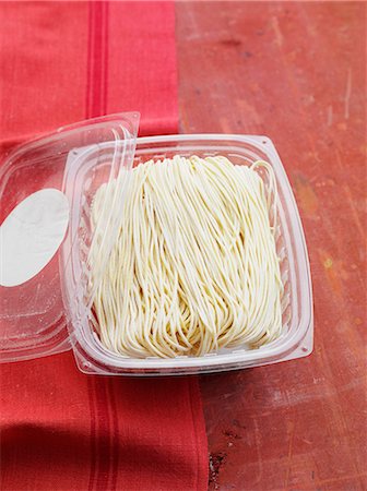 Package of fresh angel hair pasta Stockbilder - Premium RF Lizenzfrei, Bildnummer: 649-06488830