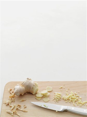 simsearch:649-06489663,k - Chopped ginger on cutting board Photographie de stock - Premium Libres de Droits, Code: 649-06488845