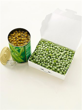 simsearch:649-06113173,k - Canned peas with frozen peas Photographie de stock - Premium Libres de Droits, Code: 649-06488865