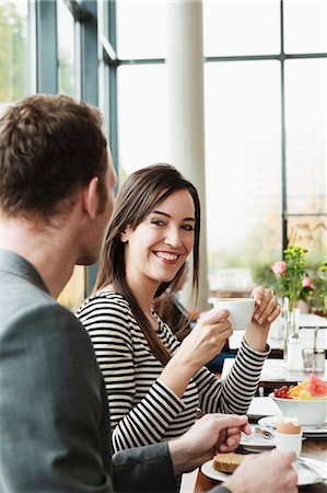 Couple having breakfast together in cafe Foto de stock - Sin royalties Premium, Código: 649-06488884