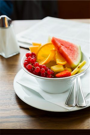 simsearch:649-07119020,k - Bowl of fruit on table Photographie de stock - Premium Libres de Droits, Code: 649-06488882