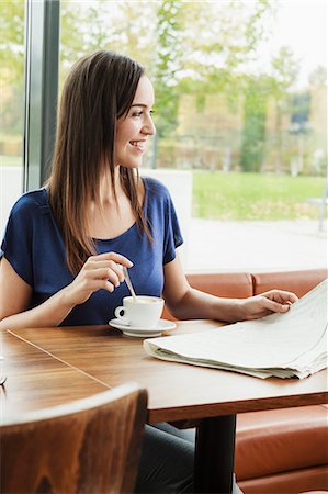 simsearch:649-06352541,k - Woman reading newspaper in cafe Foto de stock - Royalty Free Premium, Número: 649-06488894