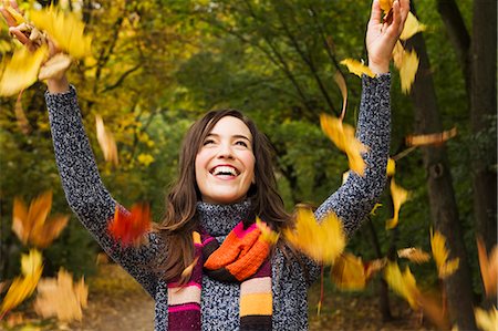 Woman playing in autumn leaves Photographie de stock - Premium Libres de Droits, Code: 649-06488908