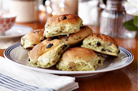 simsearch:649-06488982,k - Plate of fruit scones on table Foto de stock - Sin royalties Premium, Código: 649-06488978